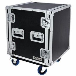 Černý transportní flightcase s hliníkovými hranami a rohy. Bedna je vybavena dvěma rukojetmi, čtyřmi uzavíracími zámky a čtyřmi modrými kolečky. V do…