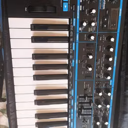 Prod&aacute;m Novation Bass station II (+obal)