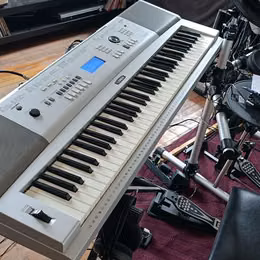 Kl&aacute;vesy Yamaha DGX 230