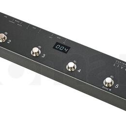 Černý MIDI kontrolér v obdélníkovém kovovém šasi s nápisem CUSTOM USB MIDI CONTROL LIVE LOGIC a hvězdou. Zařízení má šest kovových spínačů označených…