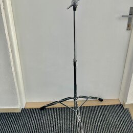 Chromovaný mikrofonní stojan s výsuvným ramenem a trojnožkou. Stojan je vyroben z kovových trubek s černými plastovými koncovkami na nožích. Povrch j…