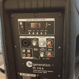 Zadní panel černého aktivního reproduktoru značky fungeneration, model PL 110 A. Obsahuje sekci DIGITAL MEDIA PLAYER s USB portem a slotem pro SD kar…