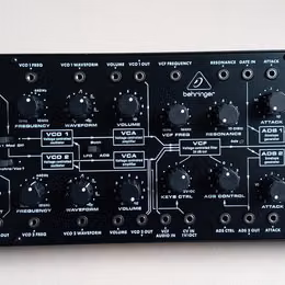 Behringer Kobol v z&aacute;ruce