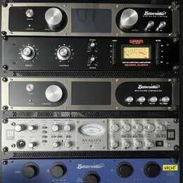 Fotografie zachycuje pět rackových studiových zařízení naskládaných nad sebou. Shora dolů jsou vidět: černý Bettermaker MASTERING LIMITER, černý WARM…