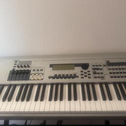 YAMAHA MO8 