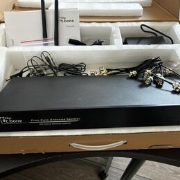 Černý rackový přístroj s nápisem the t.bone Free Solo Antenna Splitter a podtitulem UHF Antenna Distribute Implement. Zařízení leží v bílém polystyre…