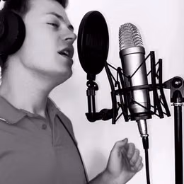 Hled&aacute;m klav&iacute;ristu/ku a kytaristu/ku pro vystupov&aacute;n&iacute; a vlastn