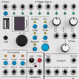 Bílé elektronické zařízení s množstvím ovládacích prvků, knoflíků a modrých tlačítek. V horní části je velký černý nápis SQUID SALMPLE. Na panelu jso…