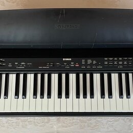 Černý digitální piano s klávesnicí. Na horním panelu a na krytu je bílý nápis YAMAHA. V pravé části ovládacího panelu je uveden model P-85. Povrch kr…
