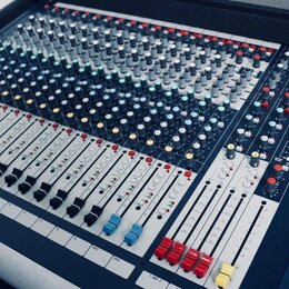 Mixážní pult Soundcraft GB2 + flight case