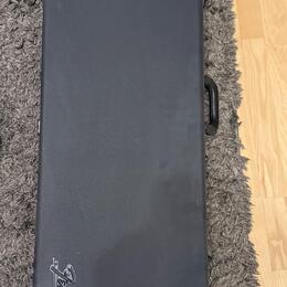 Kufr Fender Classic Series Blackout