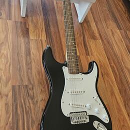 Squier Stratocaster by Fender a kombo Fender Frontman 10G