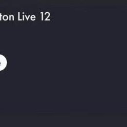 Snímek zobrazuje tmavé pozadí s bílým textem. V horní části je nápis Ableton Live 12 a vlevo dole se nachází bílé oválné tlačítko s nápisem Suite. V…