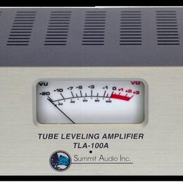 Stříbrný rackový přístroj s nápisem TUBE LEVELING AMPLIFIER TLA-100A a logem Summit Audio Inc. Na předním panelu jsou dva velké modré otočné knoflíky…