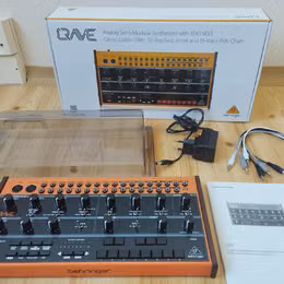 Syntez&aacute;tor Behringer Crave Z&Aacute;RUKA + kryt