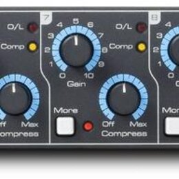 Černý rackový audio interface s osmi identickými kanály ovládání. Každý kanál obsahuje dva modré otočné knoflíky s popisky Gain a Comp, bílé tlačítko…