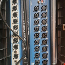 Modrý rackový audio procesor s nápisem SoundCraft, dbx a DigiTech. Zařízení obsahuje řadu XLR konektorů, USB port, vstup LINE IN a ovládací prvky jak…