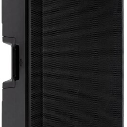 Černý aktivní reproduktor v hranatém korpusu s kovovou ochrannou mřížkou přes celý přední panel. V pravém dolním rohu mřížky je umístěno kulaté logo…