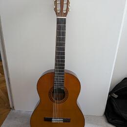Predám 3/4 klasickú gitaru Yamaha CGS103A + obal a podnožka