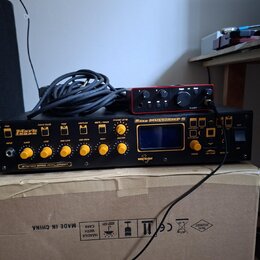 Černý rackový zesilovač s nápisem Markbass a označením STEREO BASS AMPLIFIER. Na horním panelu jsou žluté otočné ovladače a nápisy jako GAIN, LOW, MI…