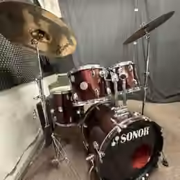 SONOR FORCE 505 ze stojany a činely 