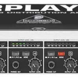 Stříbrný rackový zesilovač s černým předním panelem. Na zařízení jsou nápisy POWERPLAY PRO-8, 8-CHANNEL HEADPHONES DISTRIBUTION AMPLIFIER MODEL HA800…