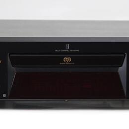 Černý přehrávač disků s nápisy SONY a Multi Channel / Direct Stream Digital. Na předním panelu je CD slot s nápisem SUPER AUDIO CD, displej a ovládac…
