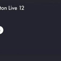 Snímek zachycuje tmavé pozadí s bílým textem. V horní části je nápis Ableton Live 12 a vlevo dole se nachází bílé oválné tlačítko s nápisem Suite. V…