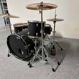 Bicí souprava + Paiste 2002 činely – kompletní set