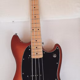 Prod&aacute;m baskytaru Fender Mustang PJ Bass MN Sienna Sunburst.