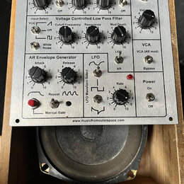MFOS Noise Toaster – analogový syntezátor