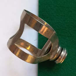 Vintage ligatura na tenor saxofon hubici.