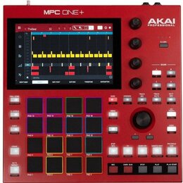 Červený sampler Akai MPC One+ s černým displejem a gumovými pady. Na horní hraně je nápis MPC ONE+ a v pravém horním rohu logo AKAI PROFESSIONAL. Zař…