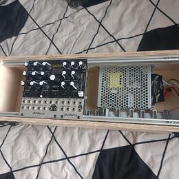 Prodám Eurorack modular case 90HP s krytem na přenos