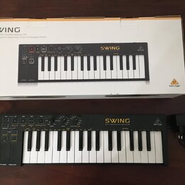 Černý MIDI kontrolér s klávesami, napájecí adaptér a originální kartonová krabice. Na přístroji je žlutý nápis SWING a pod ním text MIDI CONTROLLER S…