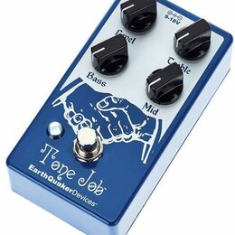 Modrý efekt pedál s bílým nápisem Tone Job a EarthQuakerDevices. Na horní straně jsou čtyři černé otočné knoflíky s popisky Level, Treble, Mid a Bass…