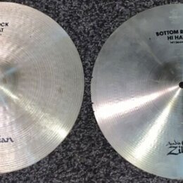 Dva stříbrné činely typu hi-hat s viditelným broušením. Na levém činele je nápis TOP ROCK HI HAT 14" / 35cm a logo Zildjian. Na pravém činele je nápi…