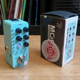 Světle modrý efekt pedál s nápisem MOOER a označením SYNTH. Na horní části jsou čtyři černé ovládací knoflíky s popisky SPEED, ATTACK, HIGH CUT a LOW…