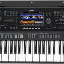 Černý digitální klavír značky YAMAHA, model PSR-SX720. Nástroj má v horní části displej s ovládacími prvky, tlačítka a dvě velké mřížky reproduktorů.…