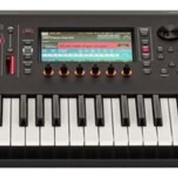 Černý digitální klavír s klávesnicí a rozsáhlým ovládacím panelem. V levém horním rohu je nápis Roland a pod ním model FANTOM. Přístroj obsahuje disp…