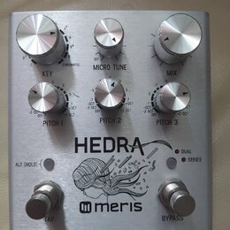 Stříbrný efekt pedál s kovovým povrchem a nápisy HEDRA a meris. Zařízení má pět ovládacích knoflíků s popisky KEY, MICRO TUNE, MIX, PITCH 1 a PITCH 2…