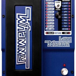 Modrý efekt pedál Bass WHAMMY s černým ovládacím pedálem. Na pravé straně je ovládací panel s nápisy HARMONY, WHAMMY a Bass WHAMMY, řadou červených L…
