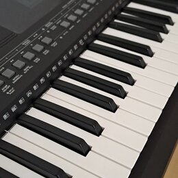 Černý digitální klavír s bílými a černými klávesami. V levé horní části je viditelné logo YAMAHA. Ovládací panel obsahuje řadu tlačítek s nápisy jako…