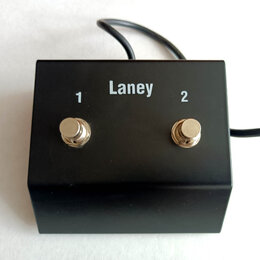 Černý efekt pedál v kovovém hranatém boxu. Na horní straně je bílý nápis Laney a čísla 1 a 2. Zařízení má dva kovové spínače. Povrch je hladký a v do…