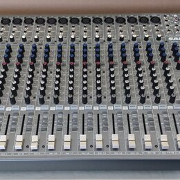 Šedý mixovací pult s kovovým šasi a černými bočními panely. Na horní části je nápis SAMSON USB LEDPAD LIVE MIXING CONSOLE a označení USB. Zařízení ob…