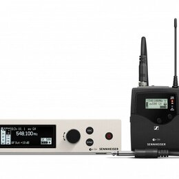 Bílá racková základna a černý bezdrátový vysílač s dvěma anténami. Na základně je displej s nápisy B.Ch U1 1 ev G4, 548.100 MHz a AF Out: +18 dB, dál…