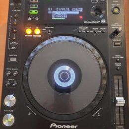 Černý digitální DJ player značky Pioneer, model CDJ-850 MULTI PLAYER. Zařízení má velký kruhový jog wheel, fader tempo a řadu ovládacích tlačítek s n…