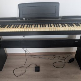 Černý digitální piano s klaviaturou a integrovaným stojanem. Na horní části je nápis KORG a nad klávesami je umístěna černá hudební stránkovka. Nástr…