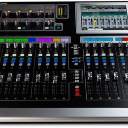 Černý digitální mixovací pult s kovovými prvky a řadou posuvníků a tlačítek. V horní části je nápis ALLEN&HEATH GLD-80 a displej s ovládacími prvky.…