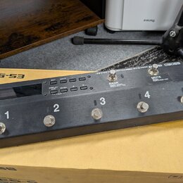 Černý efektový spínač s pěti stoupacími spínači označenými čísly 1 až 5. Na horní části je nápis EFFECT SWITCHING SYSTEM ES-5 BOSS, displej a ovládac…